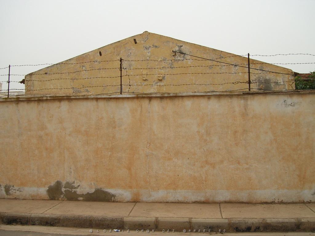 135-ORAN-Juin06-Cap Carbon, le cabanon impossible a voir de l'exterieur a cause de ce mur..jpg - Unicode